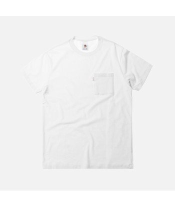 Aimé Leon Dore Short Sleeve Pocket Tee - White brillant des détails fins