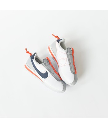 Nike x Kendrick Lamar Cortez Basic Slip - White / Thunder Blue s'inspire de l'anatomie humaine