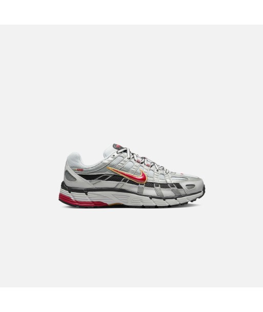 Nike WMNS P-6000 - White / Varsity Red / MTLC Platinum brillant des détails fins