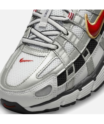 Nike WMNS P-6000 - White / Varsity Red / MTLC Platinum brillant des détails fins