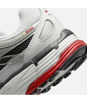 Nike WMNS P-6000 - White / Varsity Red / MTLC Platinum brillant des détails fins