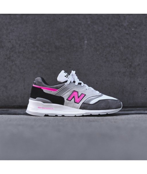 New Balance 997 - Grey / Pink brillant des détails fins