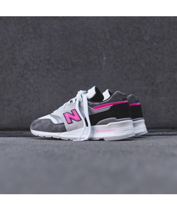 New Balance 997 - Grey / Pink brillant des détails fins