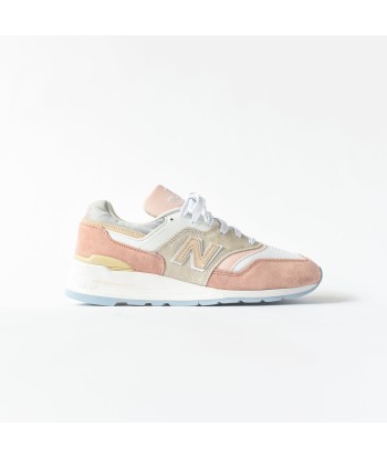 New Balance 997 - White / Pink est présent 