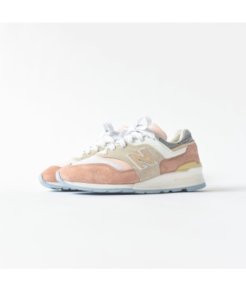 New Balance 997 - White / Pink est présent 