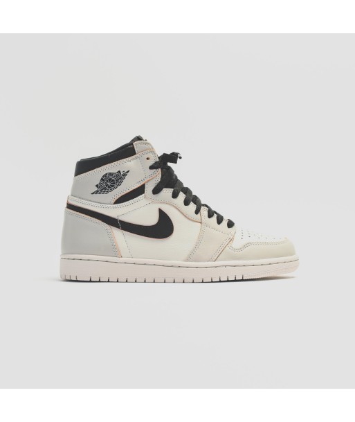 Nike SB x Air Jordan 1 High OG Defiant - Light Bone / Black / Crimson s'inspire de l'anatomie humaine