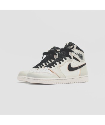 Nike SB x Air Jordan 1 High OG Defiant - Light Bone / Black / Crimson s'inspire de l'anatomie humaine