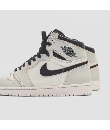 Nike SB x Air Jordan 1 High OG Defiant - Light Bone / Black / Crimson s'inspire de l'anatomie humaine